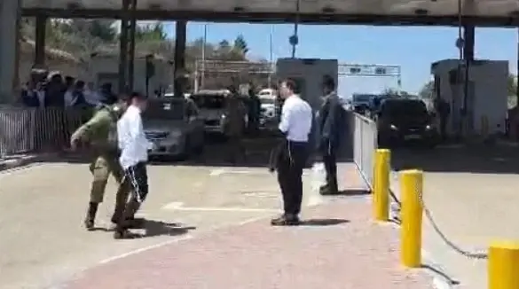 עריק נהג ברכב גנוב - ונעצר: עימותים וחסימות בכביש לירושלים