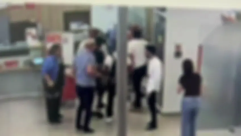 סורב למשוך מזומן ונקם בסניף: מרח דבק על הכספומט ודקר עובדת בנק בפניה | תיעוד