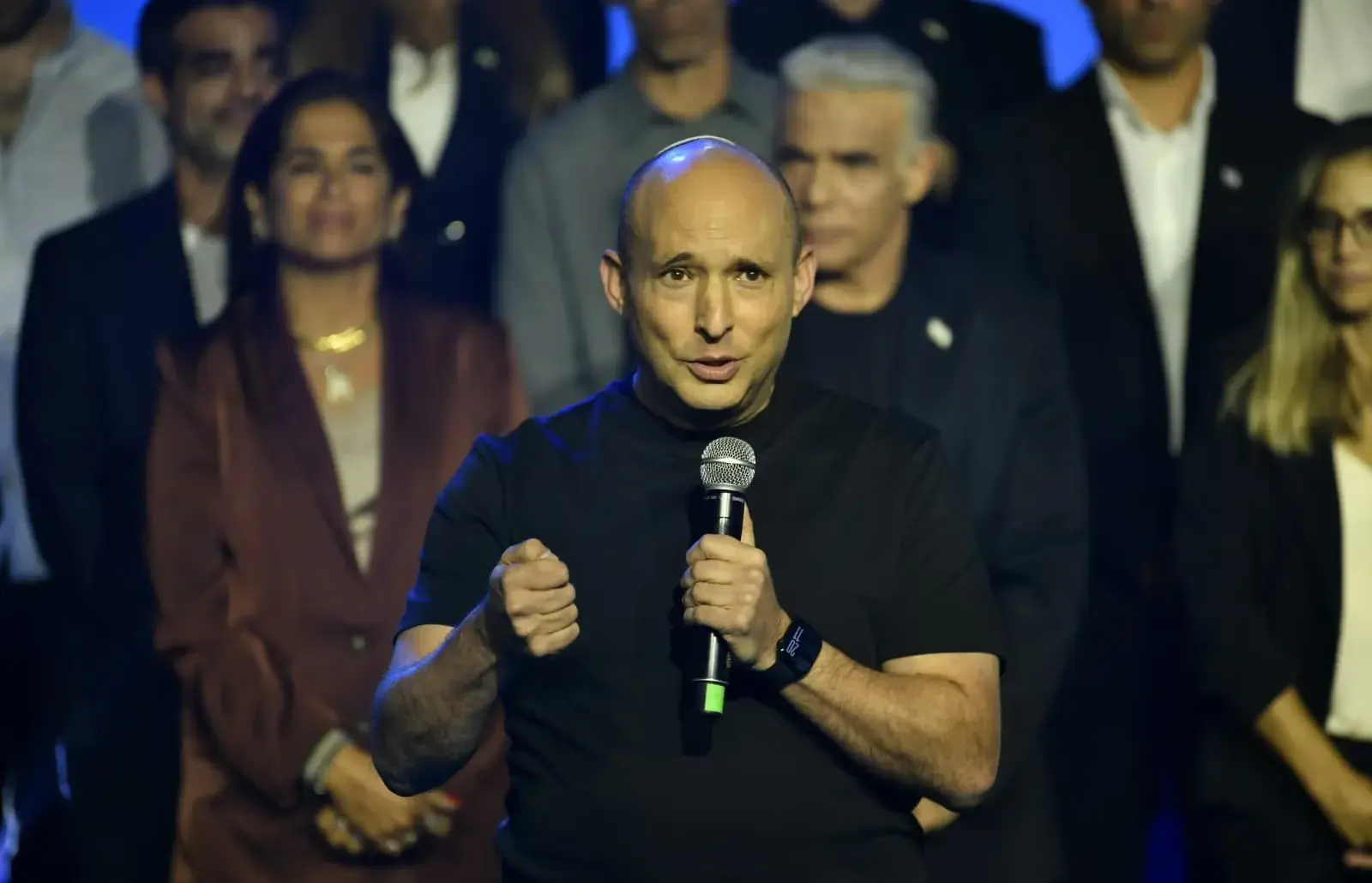 ואז הגיע הרגע המדהים שבו נפתלי בנט חשף: כן, אני יודע לבשל עוף באננס