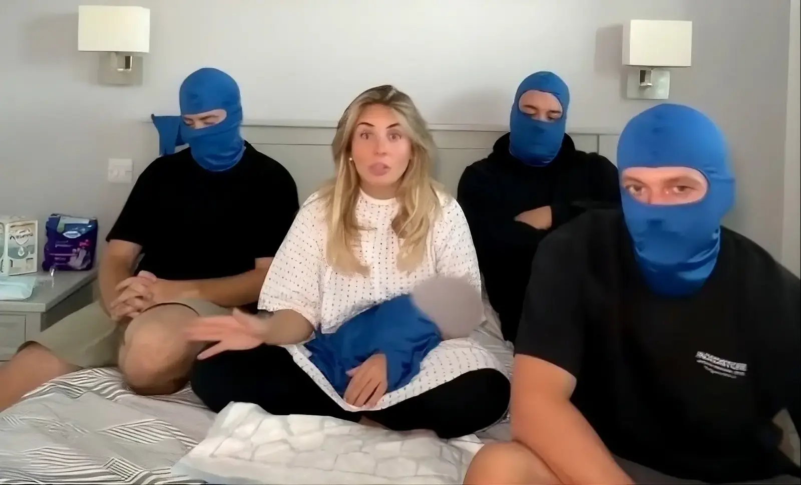 עם 3 גברים: בוני בלו הצטלמה עם התינוק לקידום פעלול מיני - והסתבכה