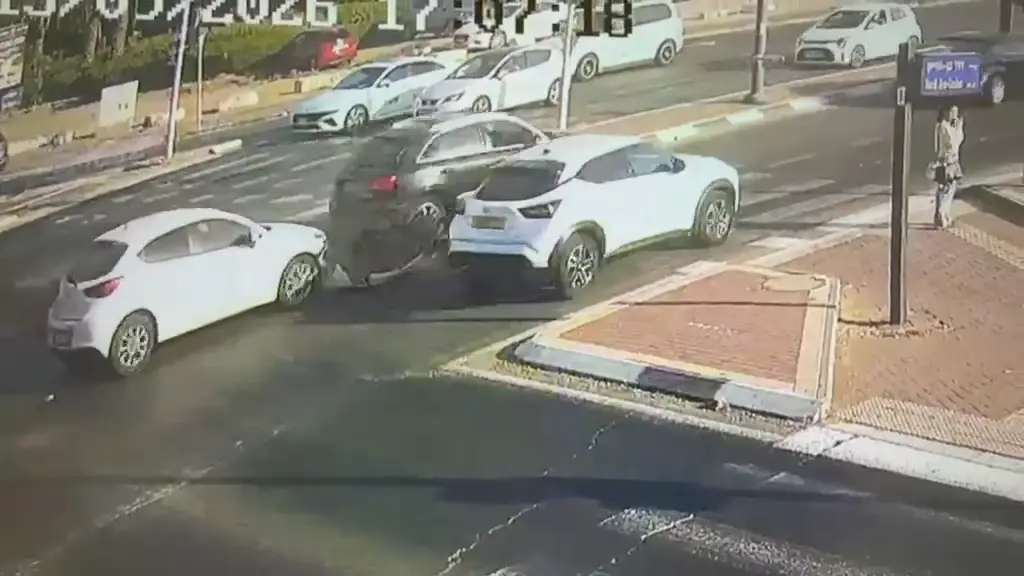 פגע בניידת, עלה על המדרכה וניסה להשמיד ראיות: נהג נעצר באשקלון | תיעוד