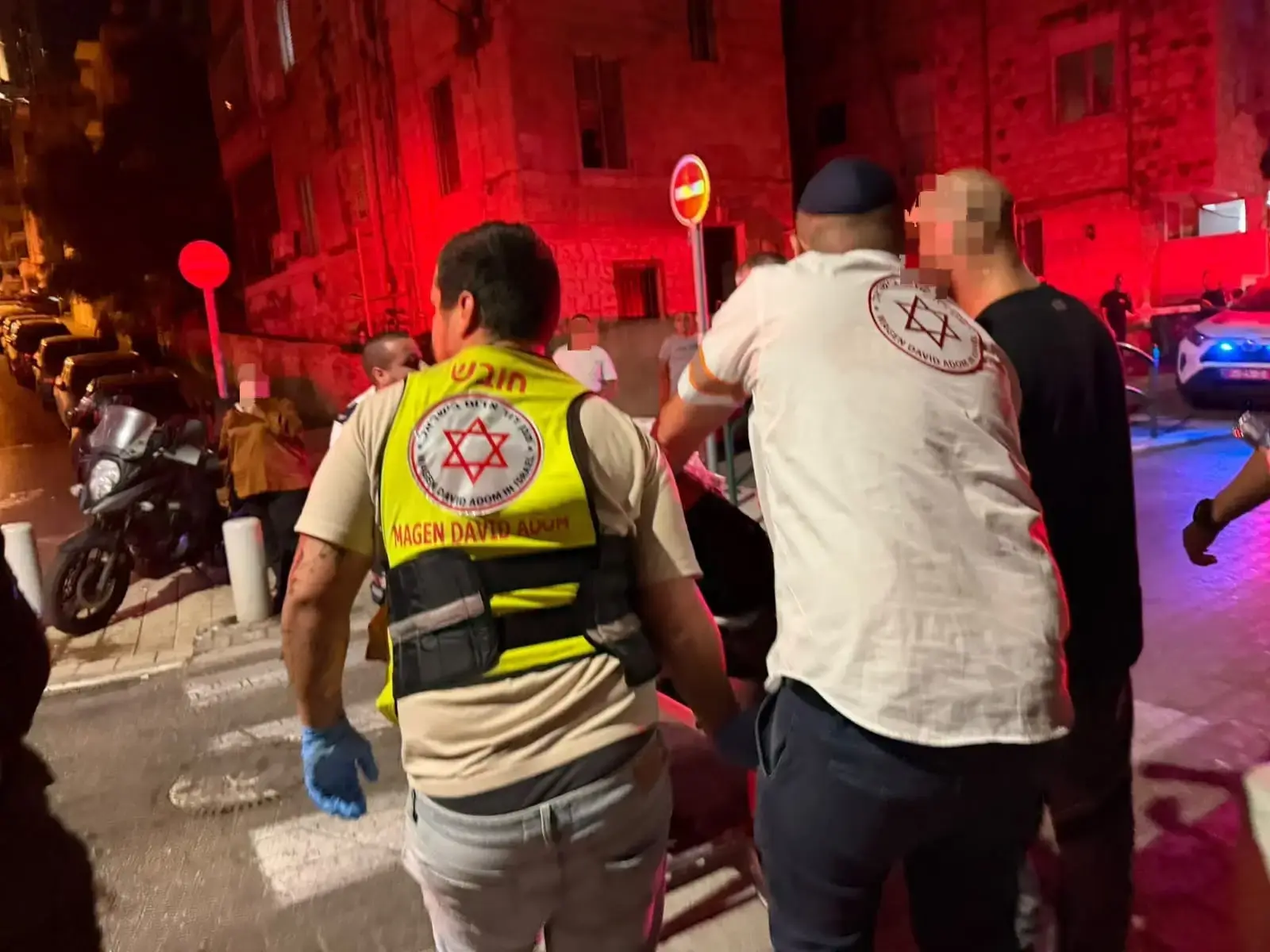 חשד לדקירה בחיפה: שוטר ואביו נעצרו בעקבות סכסוך שכנים