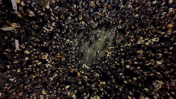 השוטרים הרימו ידיים: 1,500 חרדים מנעו מעצר עריק