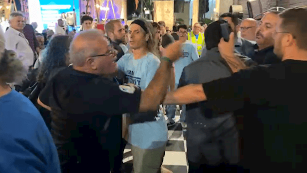 פעילי עוצמה יהודית השליכו אבנים בכנס הדמוקרטים: "גרמנים"