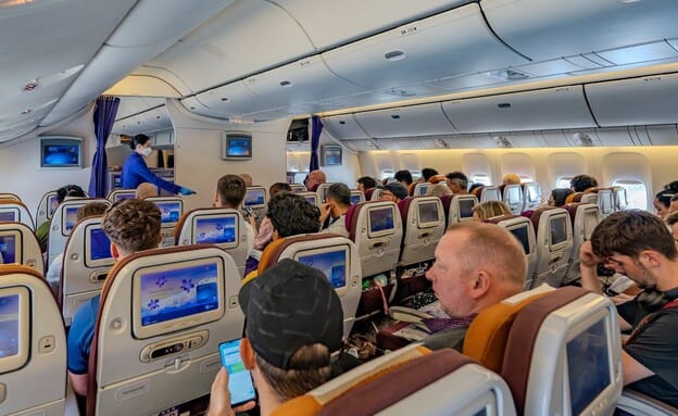 הרבה סימני שאלה: בעקבות ריח מוזר במטוס - 7 דיילות פונו לקבלת טיפול רפואי