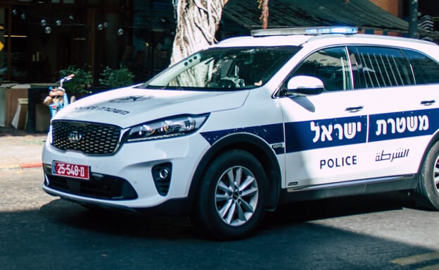 אירוע מזעזע בכפר סבא: תקף את בת זוגו באלימות - והרג את כלבתו באמצעות חרב סמוראים
