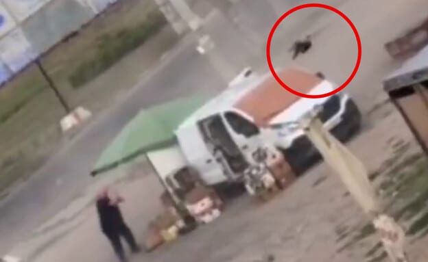 תיעוד חריג מאוקראינה: רחפן רוסי מתפוצץ על מוכר ירקות - ששרד