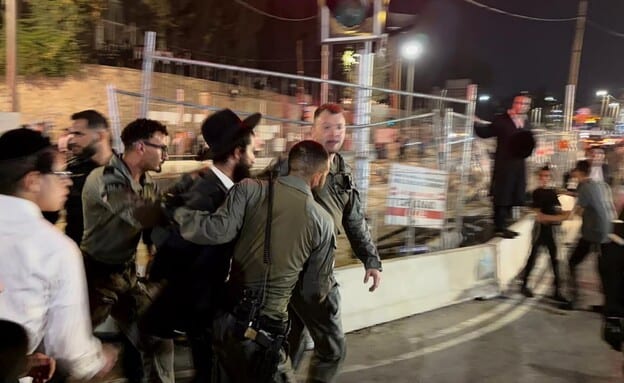 אבנים נזרקו על שוטרים, הרכבת הקלה נחסמה: 5 עצורים בהפרת סדר בירושלים