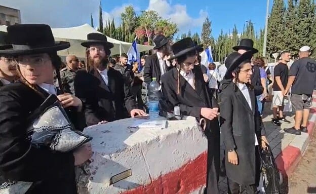 בצל מחאה ליד הבקו"ם: יום גיוס חרדים לצה"ל יוצא לדרך - מאות מיועדים למסלולי לחימה