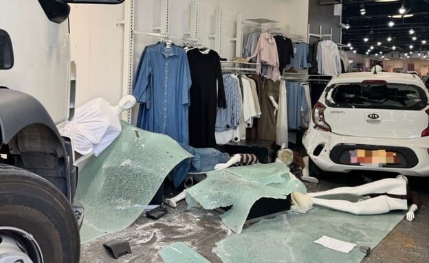 "יכול היה להיגמר בטרגדיה": רכב נפגע ממשאית ונהדף לתוך חנות, 3 נפצעו