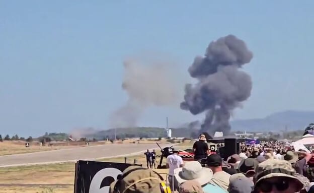 מטוס F-4 של חיל האוויר היווני התרסק במהלך מופע אווירי
