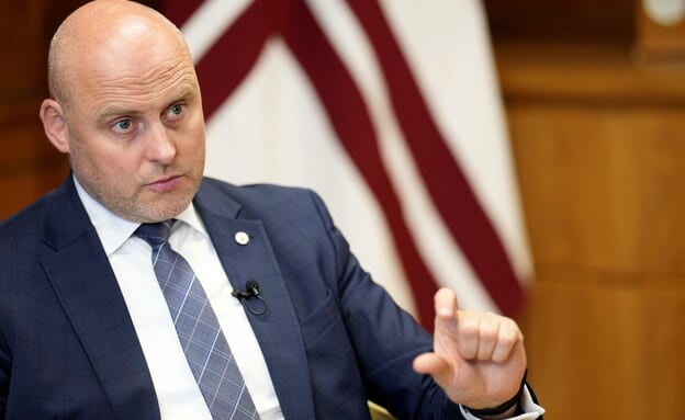 "סכנה לחברה": שר הרווחה של לטביה פוטר לאחר שנתפס נוהג בשכרות