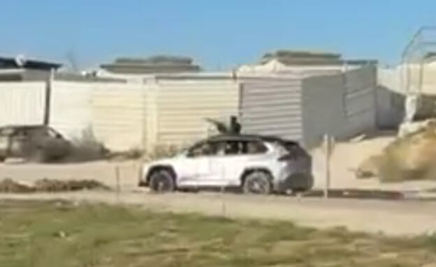 תיעוד חריג מרהט: אלמונים יורים מרכב בזמן נהיגה פרועה בכביש