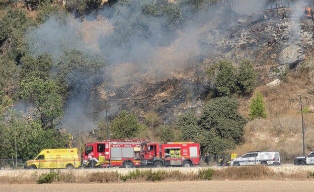 מטוס קל התרסק בוואדי ערה ועלה באש: אדם לכוד ומחוסר הכרה, פצוע נוסף במצב בינוני