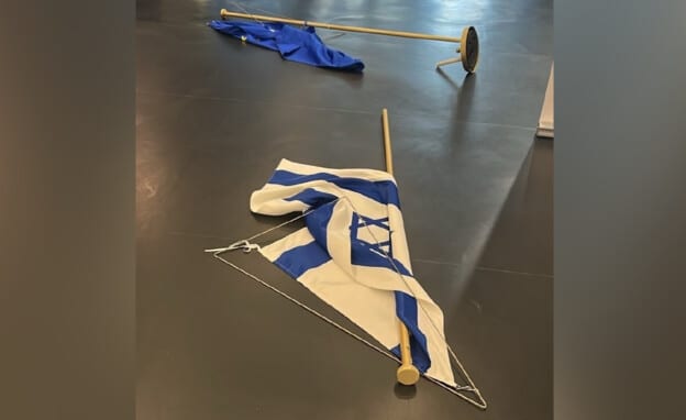 חברת הפרלמנט האירופי הפילה דגל ישראל בתערוכה לציון 7 באוקטובר