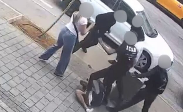 לאור יום, באמצע הרחוב: תיעוד התקיפה האלימה ברמלה - 7 קטינים נעצרו