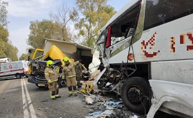 גבר נהרג בתאונה קטלנית בין אוטובוס למשאית בצפון, 19 נפצעו