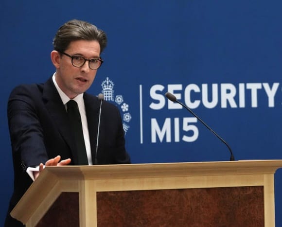 Глава MI5 предупредил: ИИ может дать террористам доступ к биологическому оружию