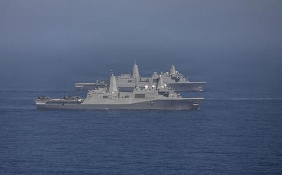 США направили на Ближний Восток авианосец и 10 тысяч военных