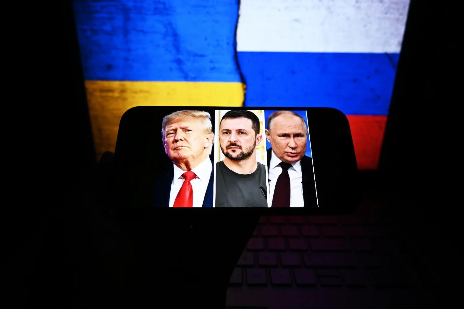 FT: Трамп грозит оставить Украину без американского оружия и разведданных