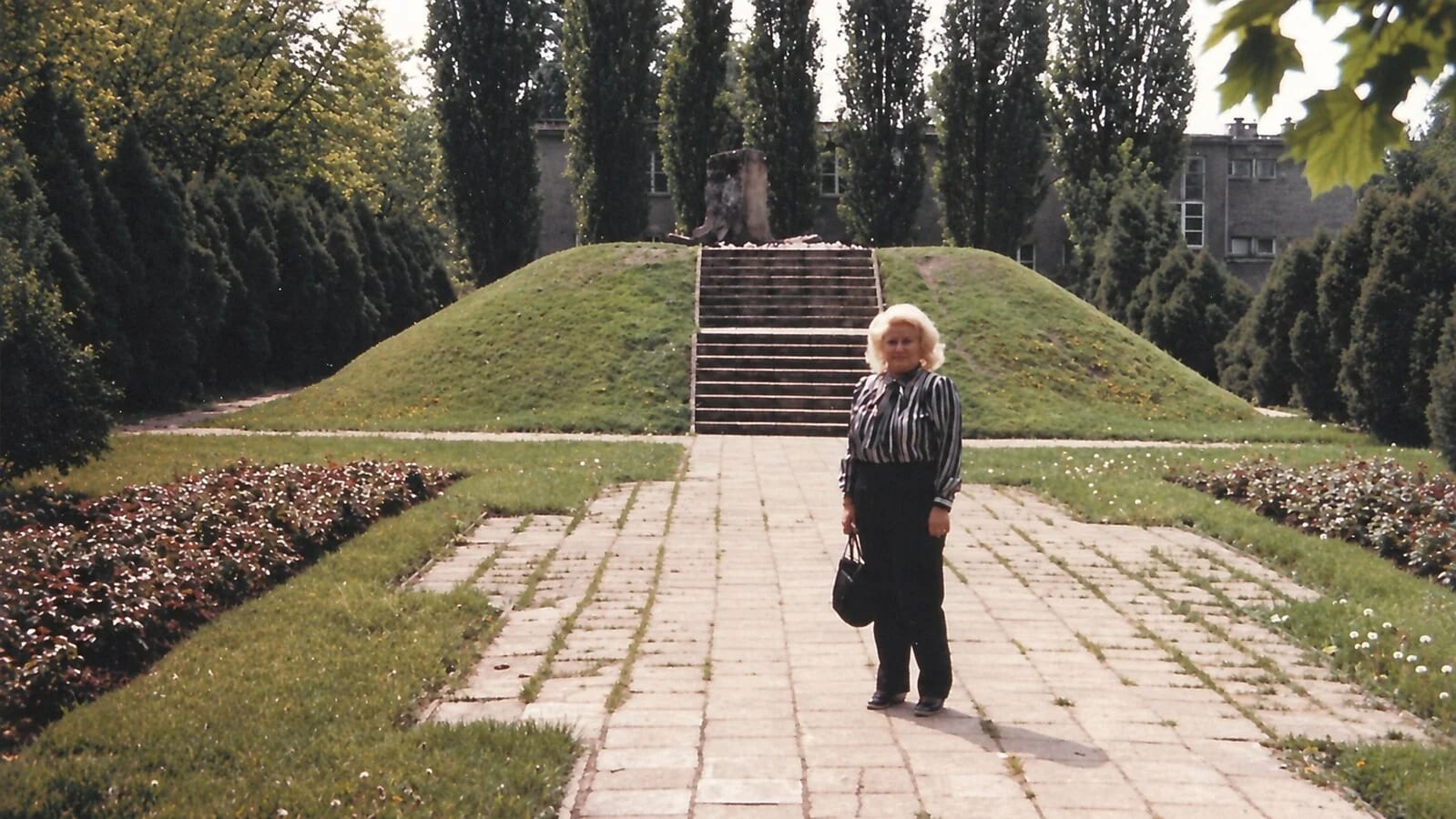 An AfD Leader Called It a Monument of Shame. Edna Was Born at Miła 18.