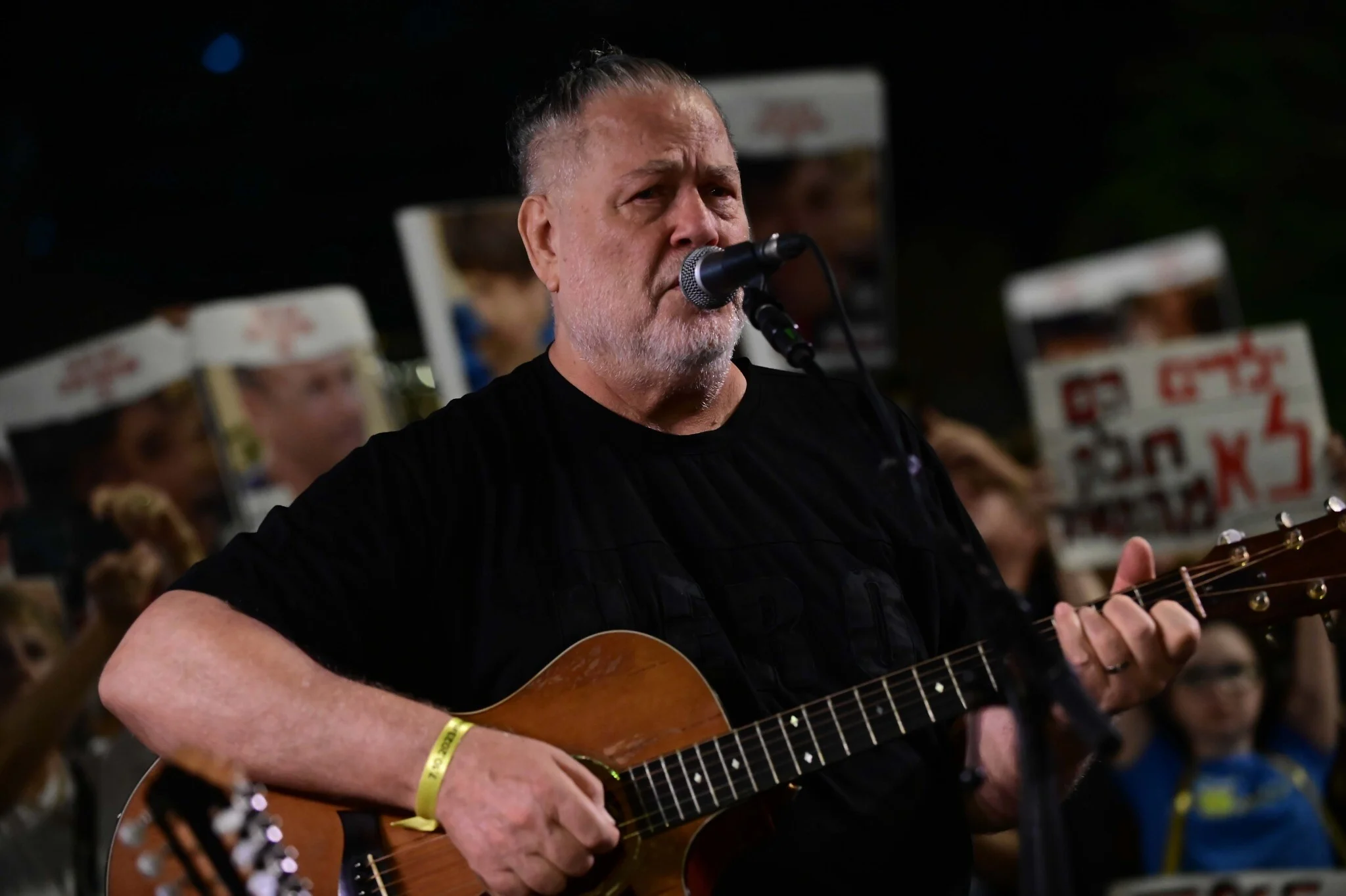 Police call in musician Yehuda Poliker to talk a Tel Aviv man off a roof