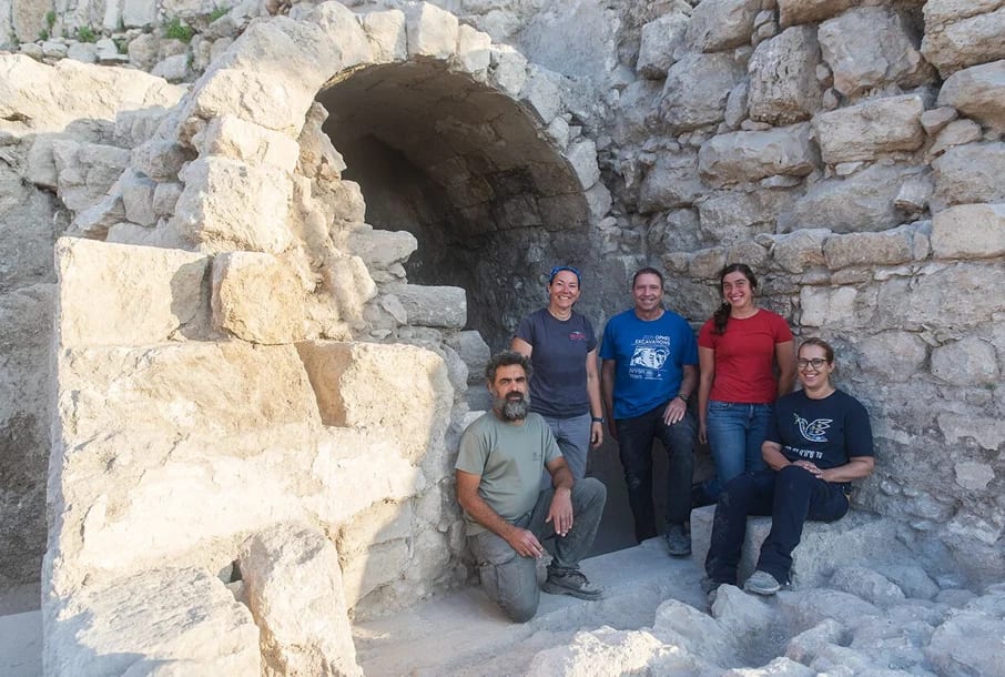 Ancient public mikveh complex, used for festival pilgrimage, uncovered at foot of Temple Mount
