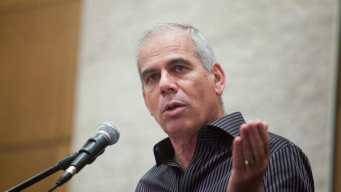 "זכרו - העולם גדול ומורכב": אורן נהרי נפרד ממאזיניו בתוכנית אחרונה
