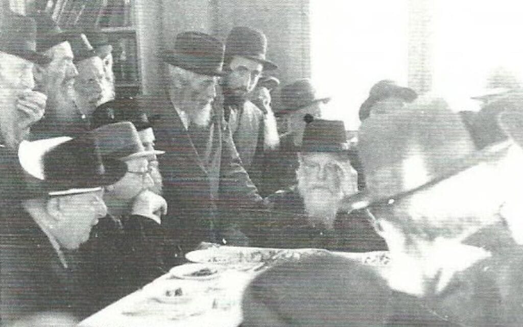מנדי שפירו: לקול שירת התקווה, האדמו"ר נעמד דום