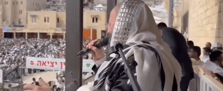 Flydubai Miracle Prompts Mass ‘Mizmor LeSodah’ at Kotel