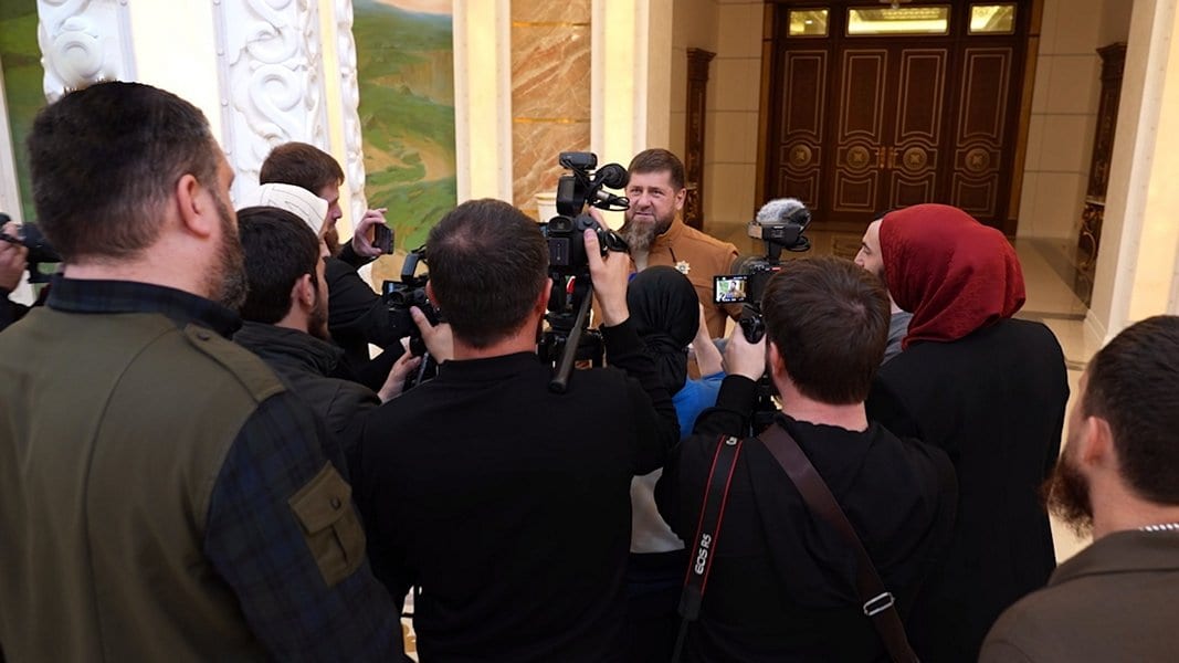 630 миллионов рублей: Кадыров рассказал Абу-Мазену, как заботится о палестинских семьях