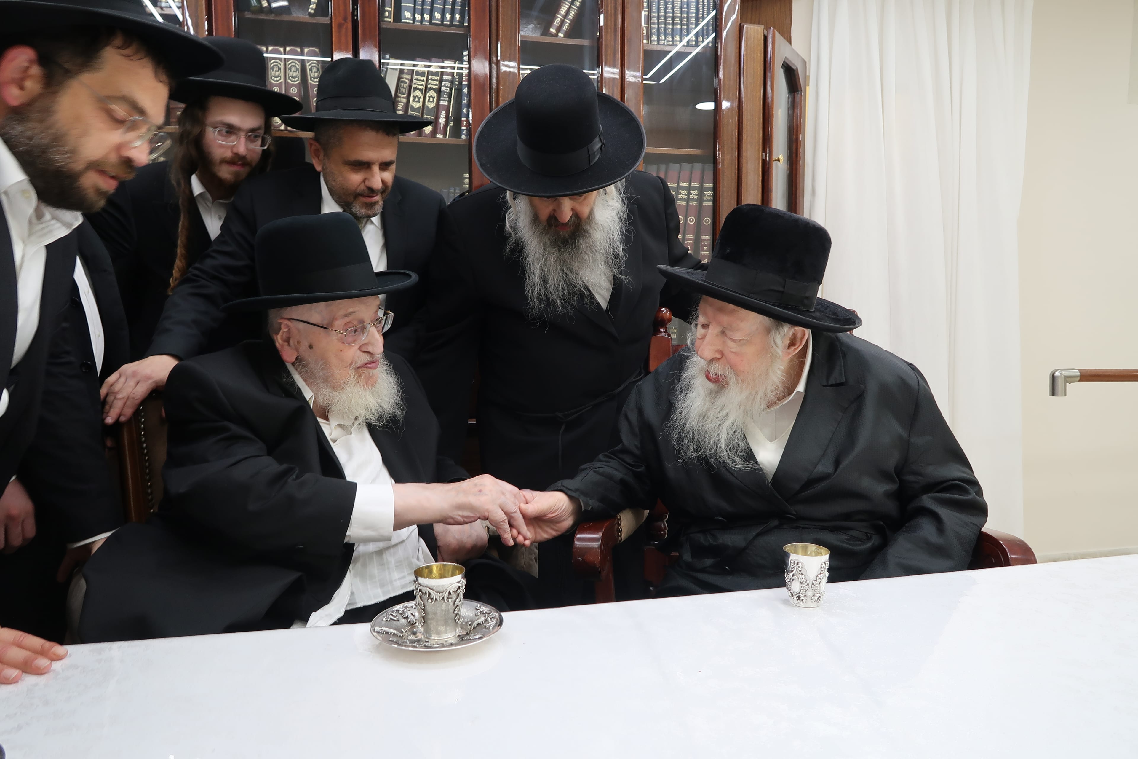 דנו בגזירת הגיוס: זקן רבני 'דגל' נפגש עם מרן הרבי מגור