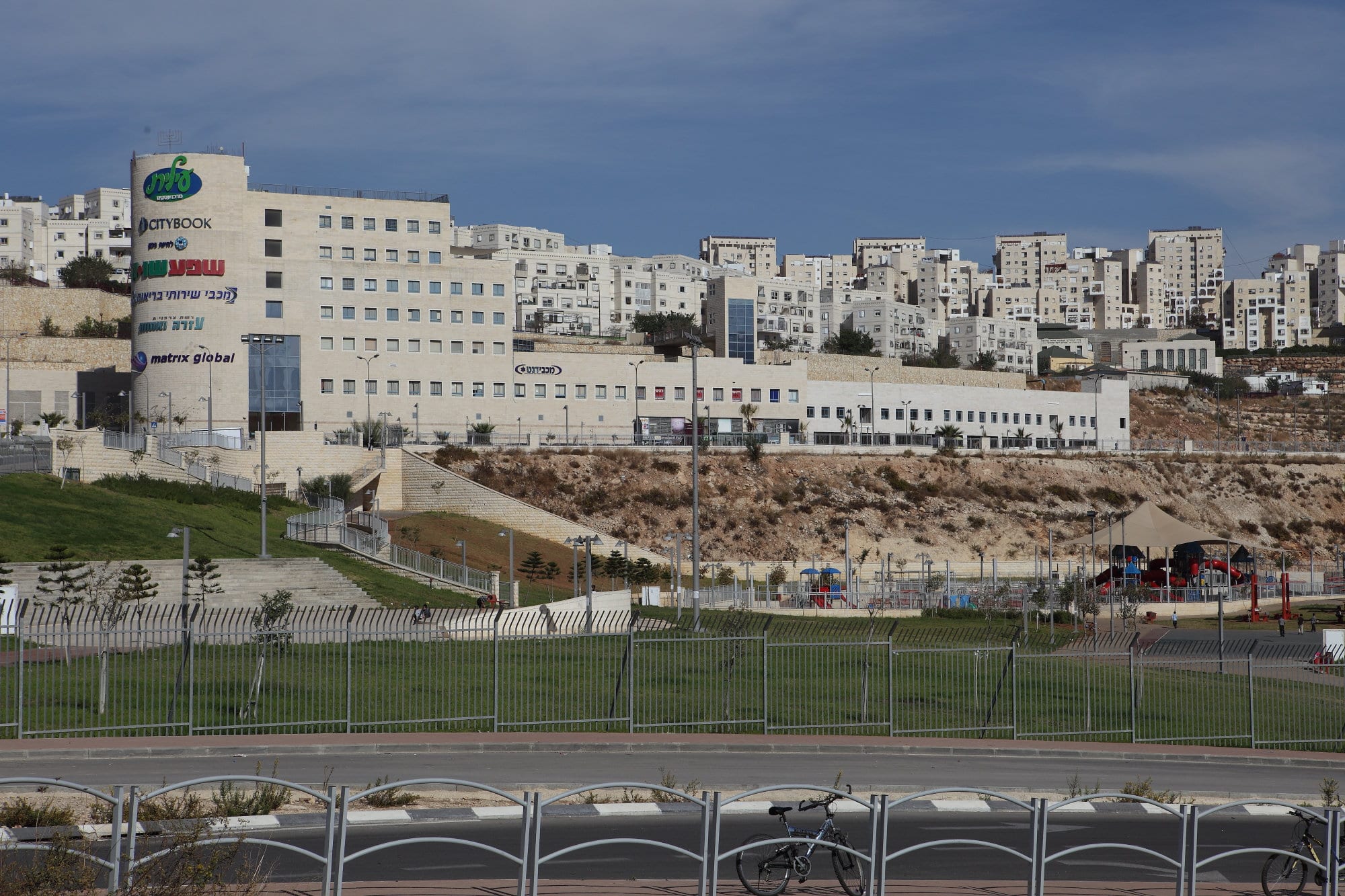 המבנה עומד ריק, התלמידות נאלצות לחצות כביש ראשי