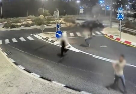 תיעוד דרמטי: עלו על כיכר, פגעו ברכבים ונמלטו