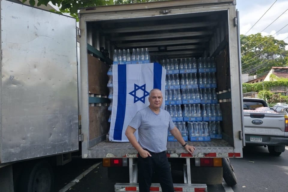 ישראל נחלצת לעזרה: מים ומזון לנפגעי רעידת האדמה