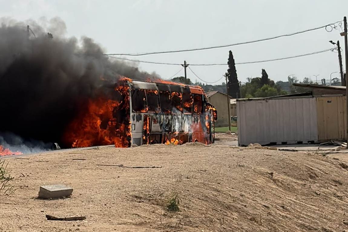 שריפה איימה על הבסיס הצבאי; אוטובוס נשרף כליל