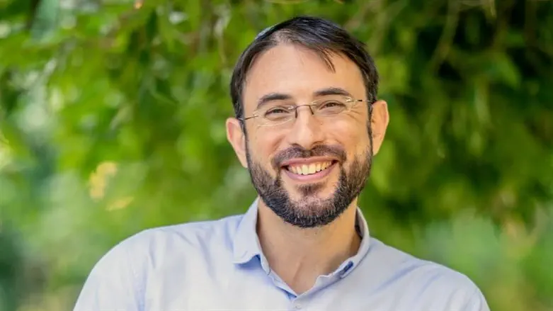 אלטלנה עולה מהמצולות - ומציבה לנו מראה