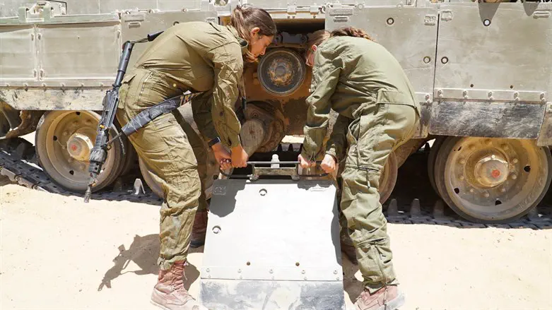 פיילוט הלוחמות בשריון יוצא לדרך - בנפרד