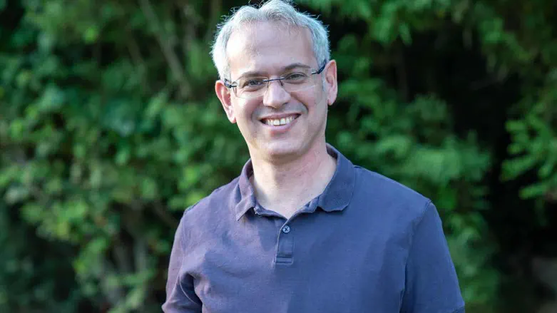 אל תעשו במקומם: תנו לילדים מטאטא