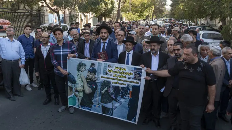 הריאיון החריג של רב הקהילה היהודית באיראן