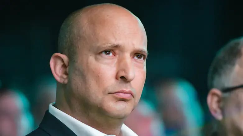 תיעוד: בנט חולץ ממסעדה בבני ברק