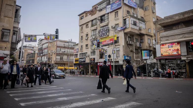 נס בבני ברק: עץ ענק קרס על הסוכה דקות לאחר שמאות חסידים עזבו