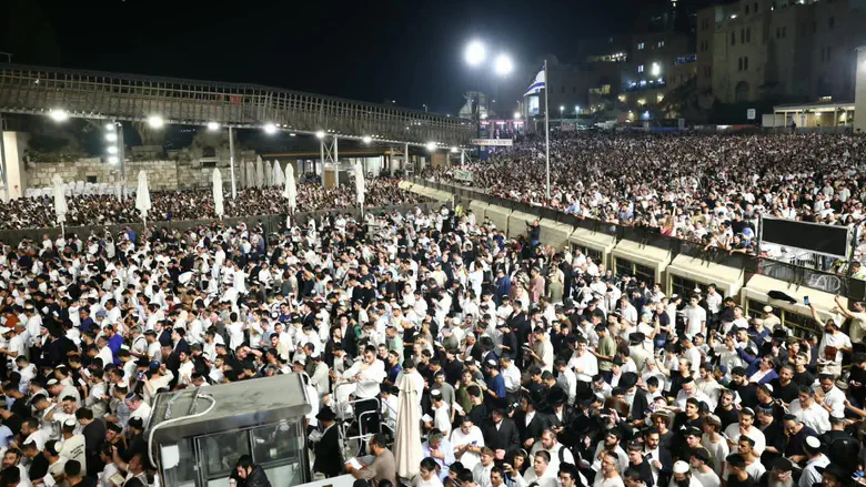צפו: רבבות במעמד סליחות ראשון לשנה זו ברחבת הכותל המערבי