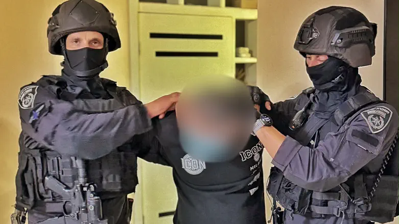 מעצר לילי | אקדח גלוק ומחסניות בחדר השינה