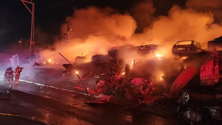 צוותי כיבוי נאבקים בשריפה במגרש כלי רכב בקריית ארבע