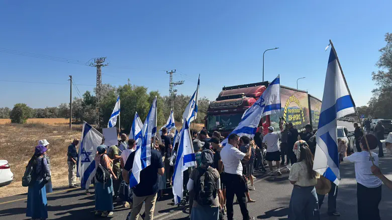 חוסמים כניסת משאיות לעזה | מחאה במעבר כרם שלום: "חזרנו לקונספציה"