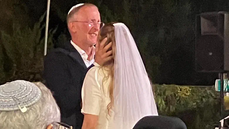 "אהבה של אמא עוטפת אותה": טלי די נישאה בשמלת אמה לוסי הי"ד