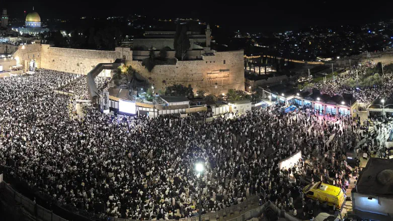 יותר מ-50 אלף השתתפו במעמד הסליחות המרכזי בכותל המערבי