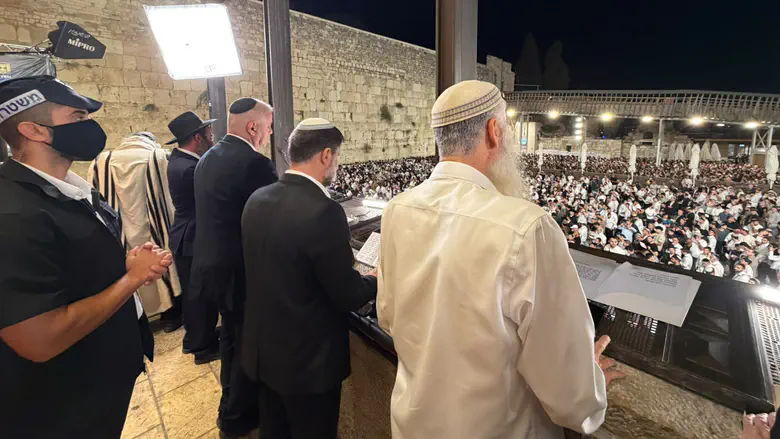 צפו: עשרות אלפים בסליחות בכותל המערבי