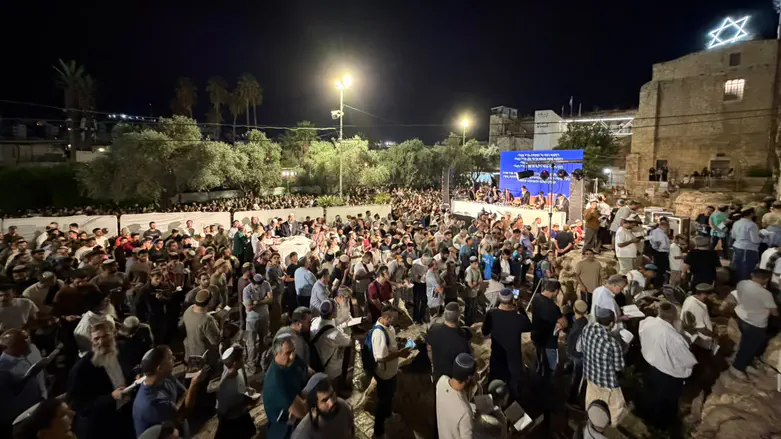 שידור חי: סליחות עם הרב שמואל אליהו במערת המכפלה בחברון
